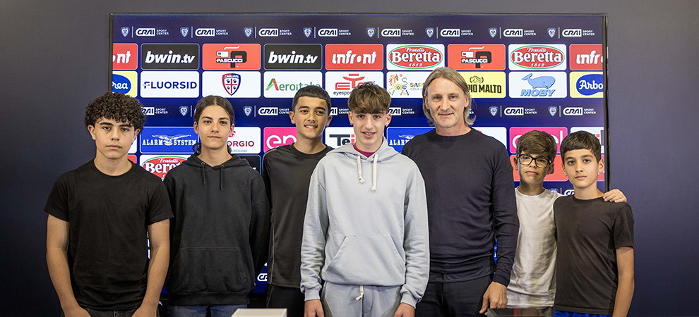 Sei studenti delle classi 3A, 3B, 1A e 2B della scuola secondaria dell’Istituto Comprensivo di Sarroch hanno vissuto un’esperienza speciale grazie a Junior Reporter, l’iniziativa realizzata in collaborazione tra Saras e Cagliari Calcio.