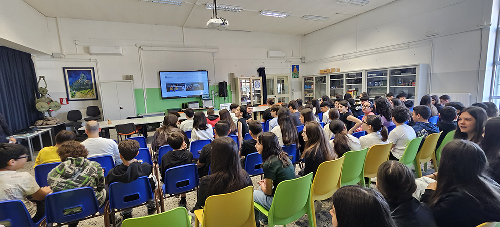 Il 22 aprile, Saras tramite la controllata Sarlux e in collaborazione con l’Istituto Comprensivo Statale di Sarroch, ha inaugurato il rinnovato laboratorio chimico della scuola. Un progetto che mette al centro i giovani e il loro futuro, offrendo strumenti, esperienze e stimoli fondamentali per la loro crescita.