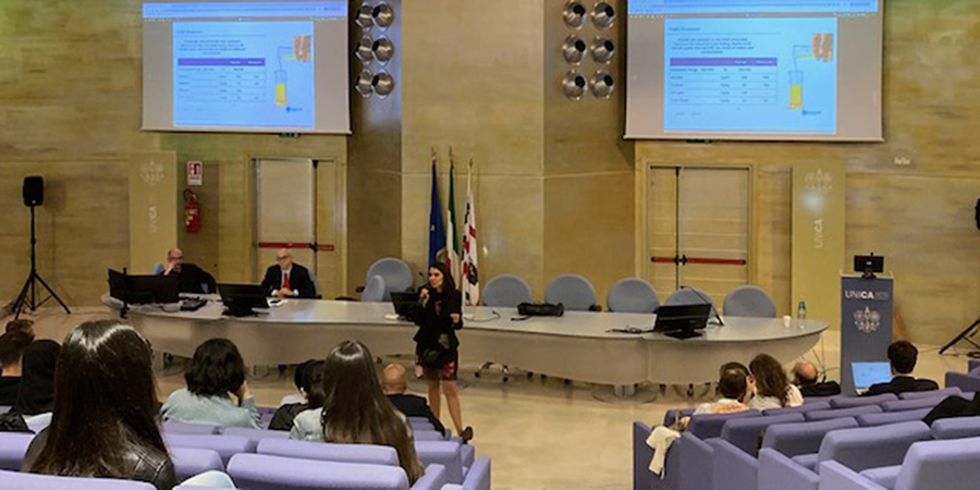 Il 22 maggio, presso la Facoltà di Ingegneria dell’Università di Cagliari, si è svolta la cerimonia di premiazione degli studenti vincitori del Bando Premi di Merito 2026, promosso dal Corso di Laurea in Ingegneria Chimica in collaborazione con la Sezione Sardegna dell’AIDIC – Associazione Italiana di Ingegneria Chimica.