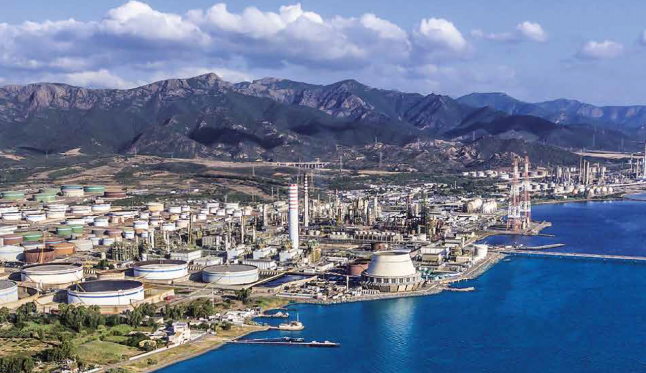 A giugno 2026 Saras ha incrementato di circa il 38% rispetto al giugno dell’anno precedente le forniture di jet fuel assicurando approvvigionamenti regolari agli aeroporti sardi e garantendo così la continuità dei collegamenti aerei dell’isola.