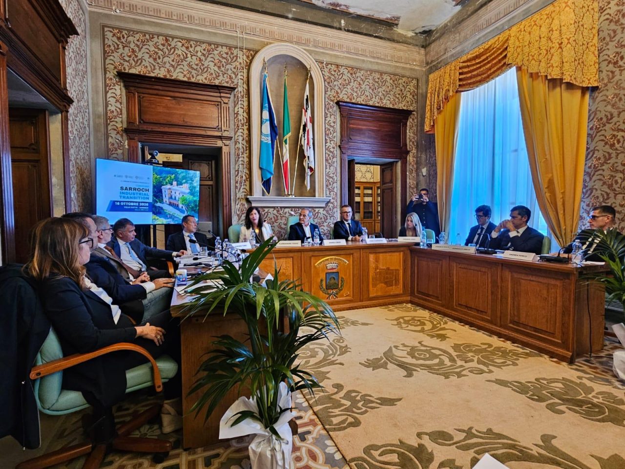Transizione energetica, innovazione industriale e sviluppo delle competenze necessarie per affrontare le sfide del futuro sono stati al centro del convegno “Sarroch Industrial Transition”, promosso dal Comune di Sarroch presso la Villa Siotto.