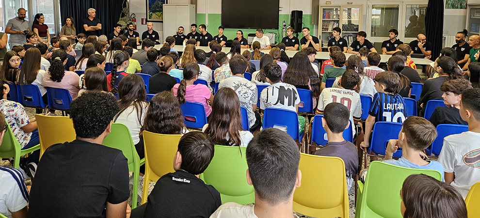 Sarlux e la Sarlux Volley Pallavolo Sarroch, in collaborazione con l’Istituto Comprensivo Statale di Sarroch, hanno dato vita a una mattinata dedicata ai valori dello sport