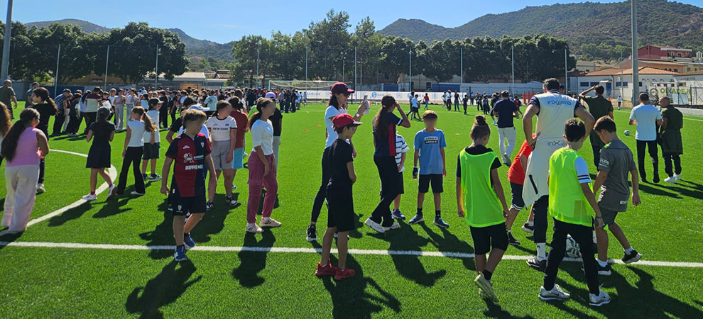 Il 14 ottobre lo Stadio Mario Tiddia di Sarroch ha ospitato “In campo per crescere”, l'iniziativa promossa da Saras in collaborazione con il Cagliari Calcio e il Comune di Sarroch per offrire agli studenti delle scuole del territorio una giornata dedicata allo sport, alla partecipazione e ai valori della crescita condivisa.